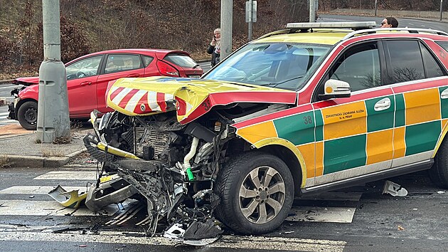 Nehoda dvou vozidel v Praze. Srazilo se i auto záchranné slu�by. (3. ledna 2026)