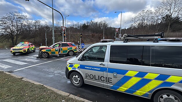 Nehoda dvou vozidel v Praze. Srazilo se i auto z�chrann� slu�by. (3. ledna 2026)