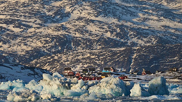 Kusy ledu se pohybuj� po mo�i u ostrova Qoornoq, nedaleko m�sta Nuuk v Gr�nsku. (17. �nora 2025)