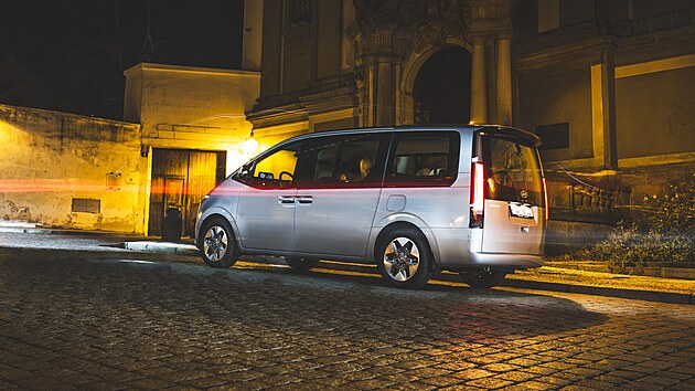 Hyundai Staria je nev�edn�, futuristickou a st�le neokoukanou alternativou k zaveden�m hr���m v �ele s Volkswagenem Multivan. 