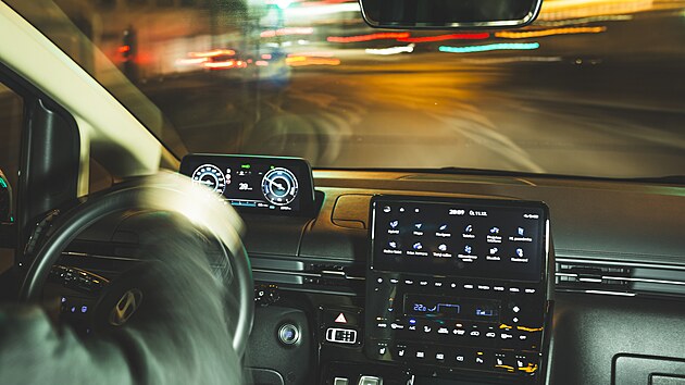 P��strojov� �t�t je vysoko a v podstat� pln� funkci head-up displeje. 