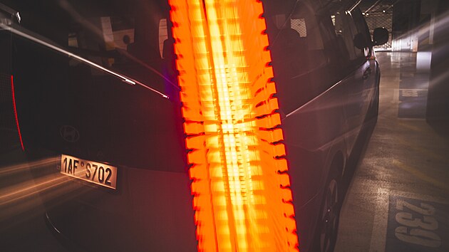 Zato koncov� sv�tla s parametrick�mi pixely z��� do tmy jako u n�jak�ho d�lkov�ho autobusu.