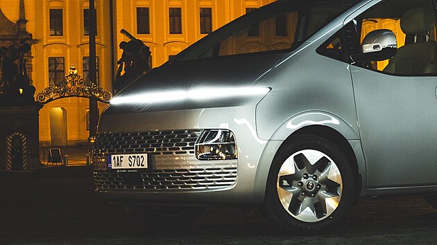 Kdy� se na Starii d�v�te zep�edu, m�te neodbytn� pocit, �e pod t�m �zk�m ledov�m prou�kem diod, kter� tvo�� jeden nep�eru�ovan� sv�teln� celek, se neskr�v� p�stov� motor, ale minim�ln� jadern� reaktor. 