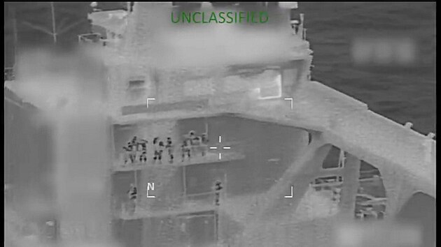 Sn�mky z americk�ho z�sahu na tankeru Marinera. (7. ledna 2026)