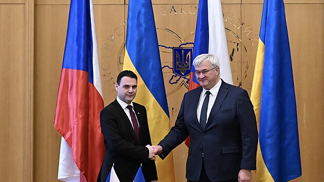 Ministr zahrani�� Petr Macinka (Motorist�) se sv�m ukrajinsk�m prot�j�kem Andrijem Sybihou p�i sv� n�v�t�v� Ukrajiny (9. ledna 2026)