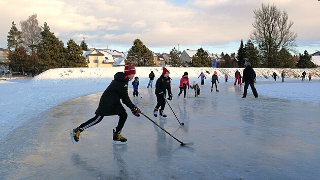 Ledov� ov�l ve ����e nad S�zavou vytvo�ili po dlouh�ch osmi letech. Denn� ho vyu�ij� stovky brusla��, proh�n� se po n�m i kluci s hokejkami. Ka�dou noc ledovou plochu, na n� v minulosti tr�novala nap��klad i Martina S�bl�kov�, uprav� rolba.