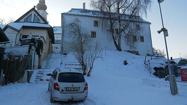 Letos dokon�� ���r�t� obnovu lokality Tvrz v centru m�sta. Ta je nyn� rozestav�n� - na schodi�t� pod muzeem (na sn�mku) je nap��klad z�kaz vstupu.