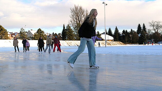 Ledov� ov�l ve ����e nad S�zavou vytvo�ili po dlouh�ch osmi letech. Denn� ho vyu�ij� stovky brusla��, proh�n� se po n�m i kluci s hokejkami. Ka�dou noc ledovou plochu, na n� v minulosti tr�novala nap��klad i Martina S�bl�kov�, uprav� rolba.