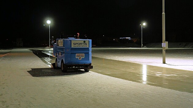 Ledov� ov�l ve ����e nad S�zavou vytvo�ili po dlouh�ch osmi letech. Denn� ho vyu�ij� stovky brusla��, proh�n� se po n�m i kluci s hokejkami. Ka�dou noc ledovou plochu, na n� v minulosti tr�novala nap��klad i Martina S�bl�kov�, uprav� rolba.