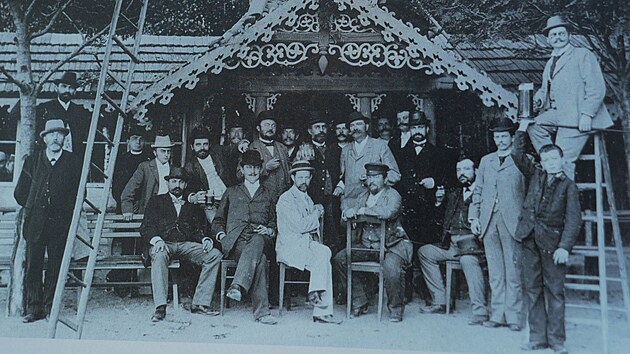 Hotel �koda, jen� st�val zhruba naproti dne�n�mu �echovu domu, disponoval i ku�elnou. Sn�mek z po��tku 20. stolet�