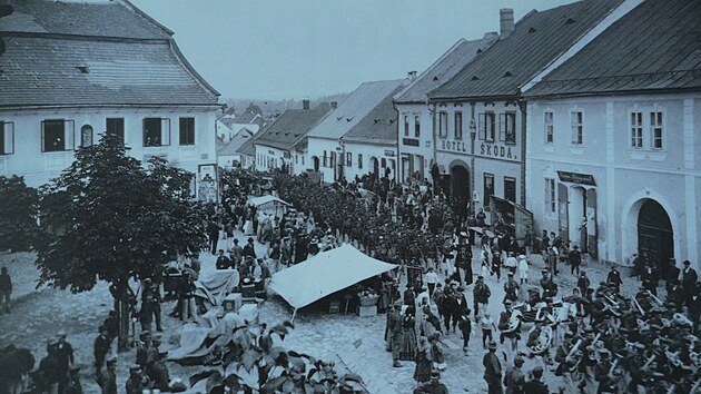 Naproti �echovu domu (vlevo) b�val hotel �koda. Py�nil se mimo jin� americkou led�rnou ve dvo�e �i ku�elnou. Sn�mek z roku 1909