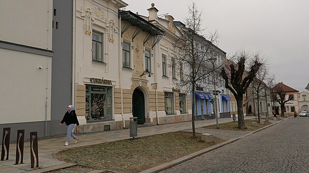 Hotel Veli� (budova se secesn�m pr��el�m v pop�ed�) byl kdysi cechovn� hospodou ko�eluh� a jirch���.