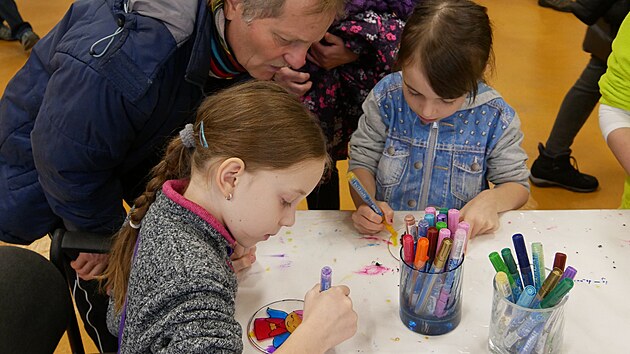 Man�el� Vernerovi l�kali do skl�rny ve�ejnost i na r�zn� akce - komentovan� prohl�dky, uk�zky pr�ce skl��� i tv�r�� d�lny.