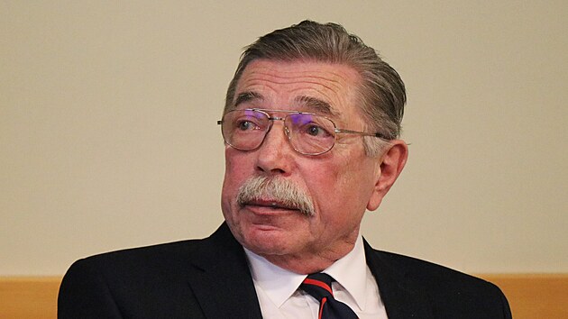 Ji�� �ust��ek byl uzn�van�m odborn�kem a chirurgem. B�hem sv� kari�ry proslul laskavost� k pacient�m, stal se i dr�itelem mnoha presti�n�ch ocen�n�.