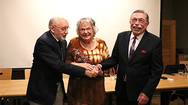 Ji�� �ust��ek (vpravo) byl uzn�van�m odborn�kem a chirurgem. B�hem sv� kari�ry proslul laskavost� k pacient�m, stal se i dr�itelem mnoha presti�n�ch ocen�n�.