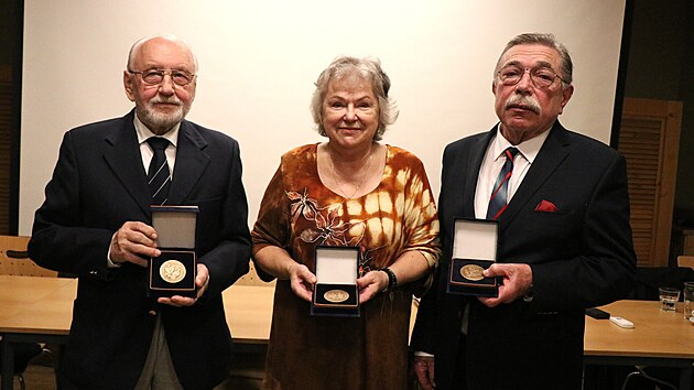 Ji�� �ust��ek (vpravo) byl uzn�van�m odborn�kem a chirurgem. B�hem sv� kari�ry proslul laskavost� k pacient�m, stal se i dr�itelem mnoha presti�n�ch ocen�n�.