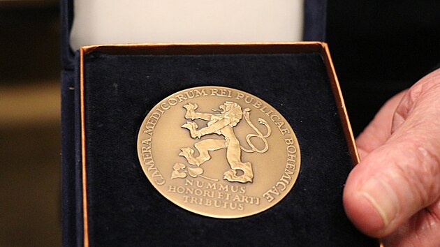 Ji�� �ust��ek byl uzn�van�m odborn�kem a chirurgem. B�hem sv� kari�ry proslul laskavost� k pacient�m, stal se i dr�itelem mnoha presti�n�ch ocen�n�.