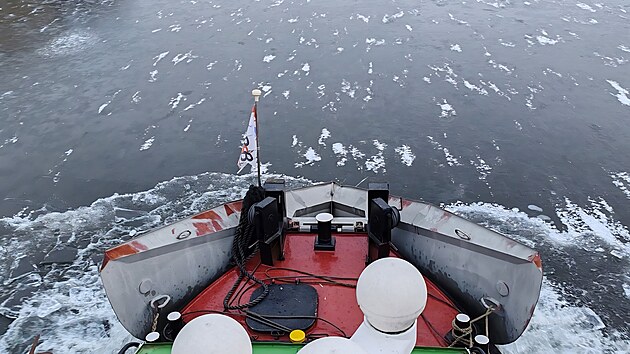 V D���n� po Labi pluje ledoborec, speci�ln� plavidlo rozru�uje ledovou celinu.