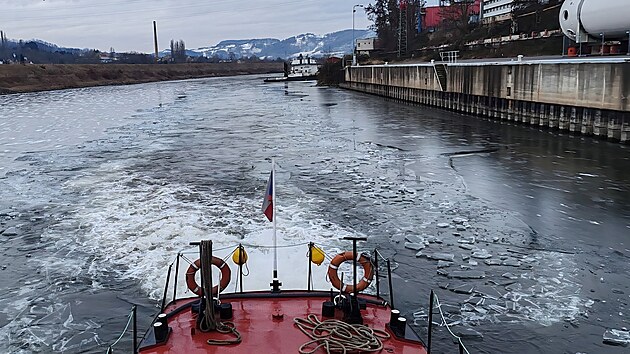 Zcela mimo��dnou ud�lost mohou sledovat lid� u p��stavu D���n�Rozb�lesy v �steck�m kraji, kde speci�ln� konstruk�n� uzp�soben� plavidlo rozru�uje ledovou celinu. Jej� tlou��ka zde dosahuje osmi a� deseti centimetr�.