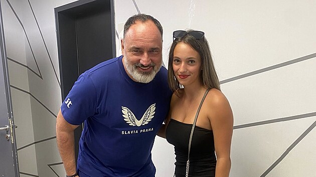 Barbora �t�p�nov�, sportovn� moder�torka basketbalov� Slunety �st� nad Labem, je sl�vistka. Vyfotila se i s tren�rem Jind�ichem Trpi�ovsk�m.