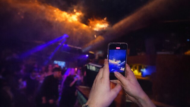Ve švýcarském baru nesla lahve s prskavkami a zahynula. Nutili ji k tomu, říkají rodiče