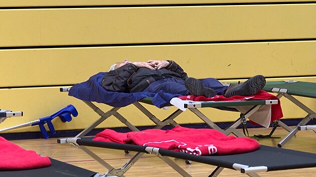 Záchranáři v Berlíně vytvořili evakuační centrum pro lidi bez elektřiny