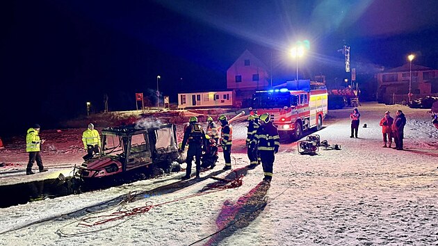 Hasi�i vytahuj� osmikolku z vody.