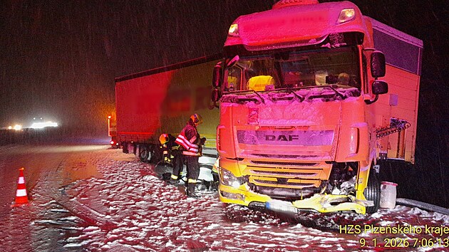 Komplikace na zasněžené D5. V kopcích uvázly kamiony, dálnice místy stojí