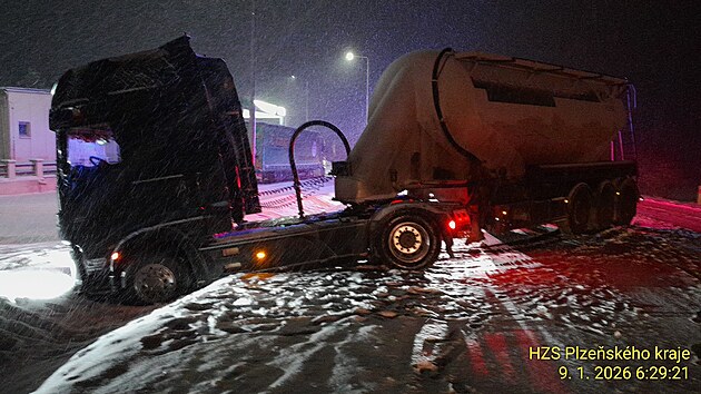 Nejen na D5 komplikoval sn�h v p�tek r�no dopravu. Dokumentuje to rann� nehoda kamionu na silnici I/26 u Vr�nova (9. 12. 2026).