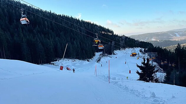 Na Kl�novci jsou v provozu sjezdovky ve v�ech t�ech ��st�ch: na severu, jihu i na Neklidu