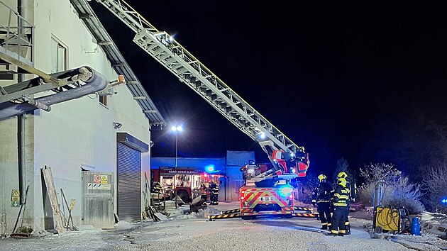 Hasi�e p�i likvidaci no�n�ho po��ru elektrorozvodny v Kr�snu na Sokolovsku potr�pil tuh� mr�z. (7. ledna 2025) 