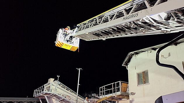 Hasi�e p�i likvidaci no�n�ho po��ru elektrorozvodny v Kr�snu na Sokolovsku potr�pil tuh� mr�z. (7. ledna 2025) 