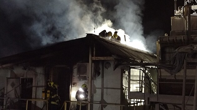 Hasi�e p�i likvidaci no�n�ho po��ru elektrorozvodny v Kr�snu na Sokolovsku potr�pil tuh� mr�z. Museli rozebrat i ��st st�echy. (7. ledna 2025) 