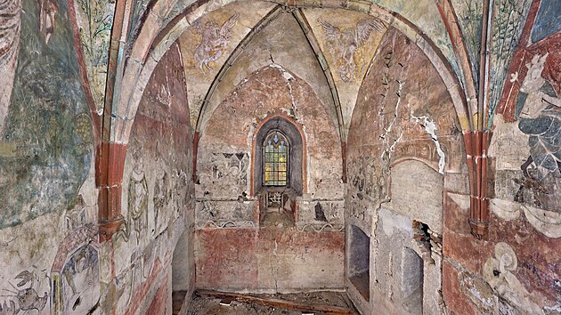 Kon�� rekonstrukce hradn� kaple, pod jej� podlahou majitel� hradu a z�mku ukryli relikvi�� svat�ho Maura. Principem prac� bylo zachovat to, co se dochovalo.