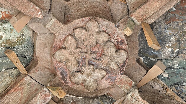 Kon�� rekonstrukce hradn� kaple, pod jej� podlahou majitel� hradu a z�mku ukryli relikvi�� svat�ho Maura. Principem prac� bylo zachovat to, co se dochovalo.