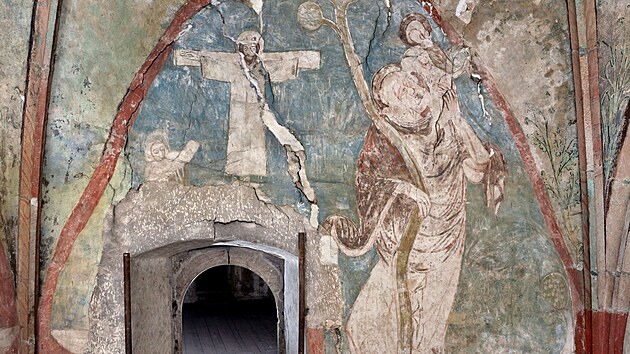 Kon�� rekonstrukce hradn� kaple, pod jej� podlahou majitel� hradu a z�mku ukryli relikvi�� svat�ho Maura. Principem prac� bylo zachovat to, co se dochovalo.