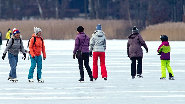 Na Boleveck�ch rybn�ch v Plzni je v posledn�ch dnech �ivo. V Karlovarsk�m kraji v�ak vodohospod��i vstup na p��rodn� led na p�ehrad�ch a jezerech nedoporu�uj�.