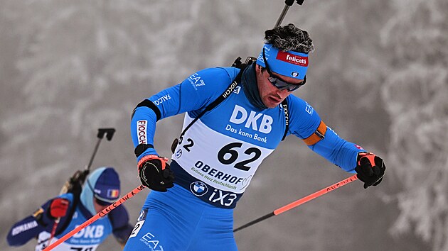 Tommaso Giacomel na trati sprintu v n�meck�m Oberhofu.