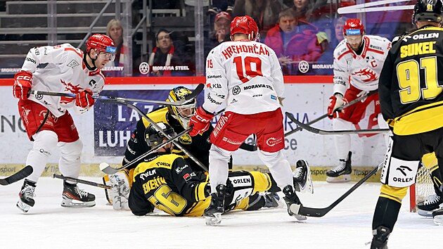 Litv�novsk� brank�� Pavel �ajan a t�ineck� �to�n�k Patrik Hrehor��k sleduj� puk.