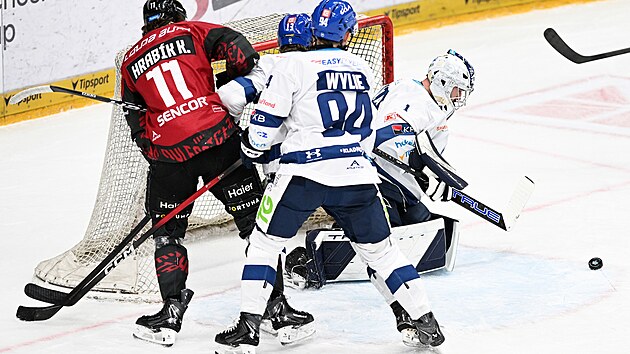 Akce p�ed kladenskou branko, zleva Kry�tof Hrab�k ze Sparty, Wyatte Wylie a...