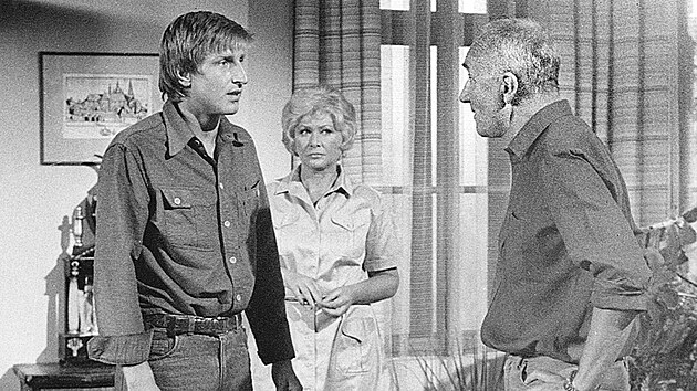 Z�b�r z dramatu D�kuju, pane profesore (1982). Vlevo V�clav Vydra, vpravo Ji�� Adam�ra, v pozad� Alena Vr�nov�.