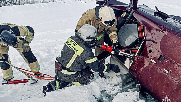 Z�chran��i zasahuj� po p�du vrtuln�ku s dv�ma lidmi v zimn�m st�edisku v rusk�m Permsk�m kraji. (7. ledna 2025)