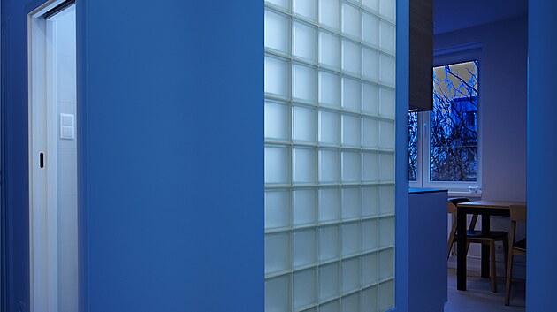 Oblouk jak na st�n� koupelny, tak na vestav�n� sk��ni zcela zm�nil r�z chodby. Vynikne i p�i no�n�m osv�tlen�.