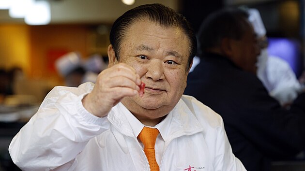 Kijo�i Kimura dr�� kus 243kilogramov�ho tu��ka modroploutv�ho, za kter�ho japonsk� �et�zec su�i restaurac� zaplatil v tradi�n� novoro�n� aukci na ryb�m trhu v Tokiu rekordn�ch 510 milion� jen�. (5. ledna 2026)