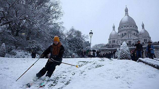 Mu� sj�d� na ly��ch zasn�en� svah p�ed bazilikou Sacr�-Cœur na kopci Montmartre v Pa��i. (5. ledna 2026)