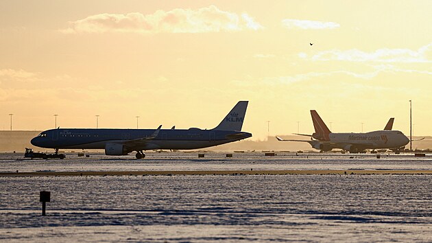 Dopravn� spole�nost KLM informovala, �e kv�li nep��zniv�mu po�as� zru�� na amsterodamsk�m leti�ti ve st�edu 600 let�.(5. ledna 2026)