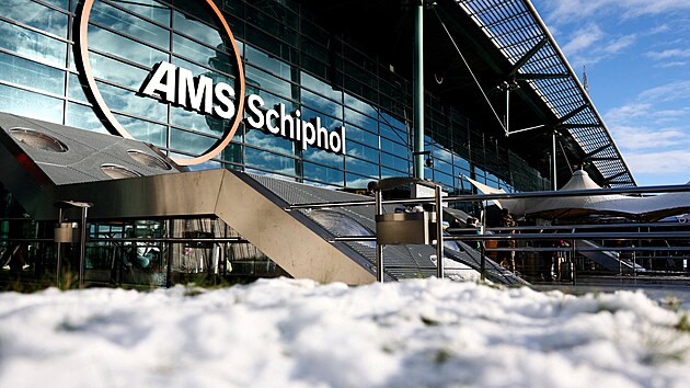 Zasn�en� prostranstv� p�ed amsterodamsk�m leti�t�m. (6. ledna 2026)