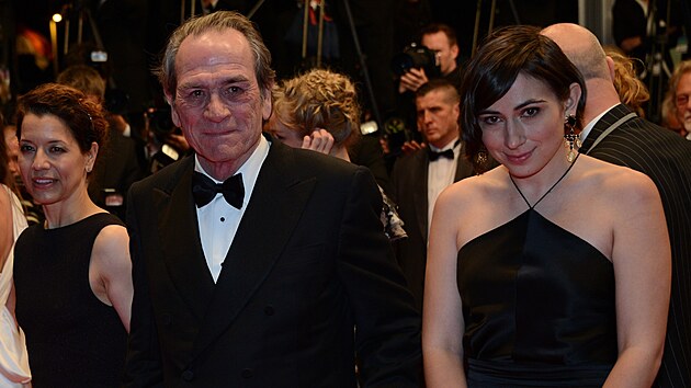 Americký herec a re�isér Tommy Lee Jones se svou dcerou Victorií (vpravo) a...