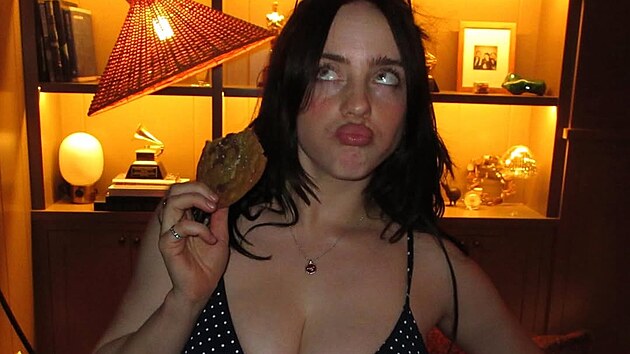 Zp�va�ka Billie Eilish vyvolala na Instagramu poprask svou fotkou v t�lku. B�hem n�kolika hodin m�la momentka p�es 7 milion� lajk�. (leden 2026)