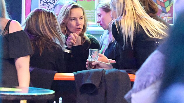 Nikola Hezuck� s rodinou a kamar�dkami po poh�bu Patrika Hezuck�ho (Praha, 12. prosince 2025)